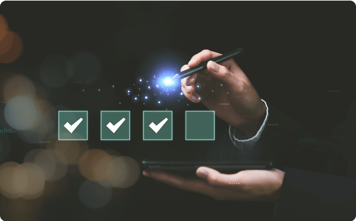 手にペンを持った人物が、4つのチェックマークが並んだ四角形のアイコンを指し示している。背景には光の粒子が舞っている。